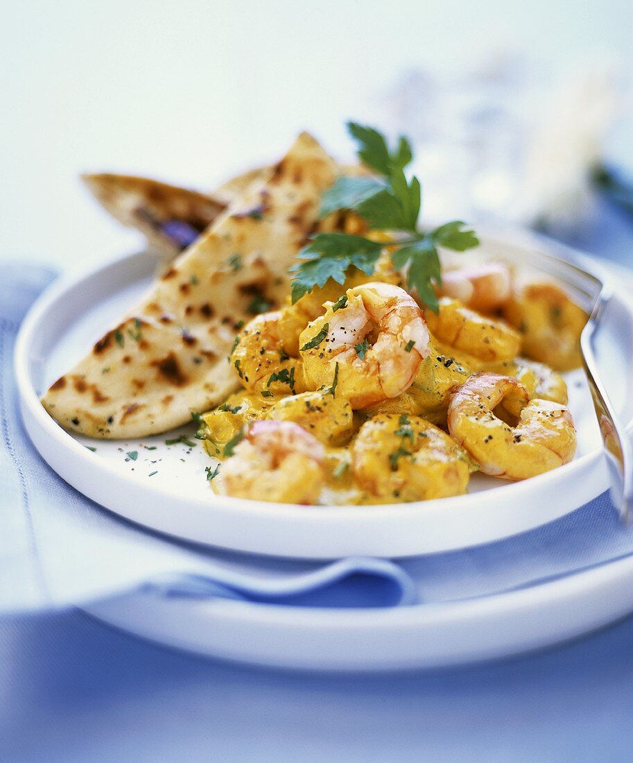 Curried shrimps with naan bread