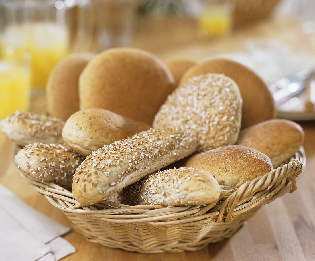 Verschiedene Brötchen im Brotkorb