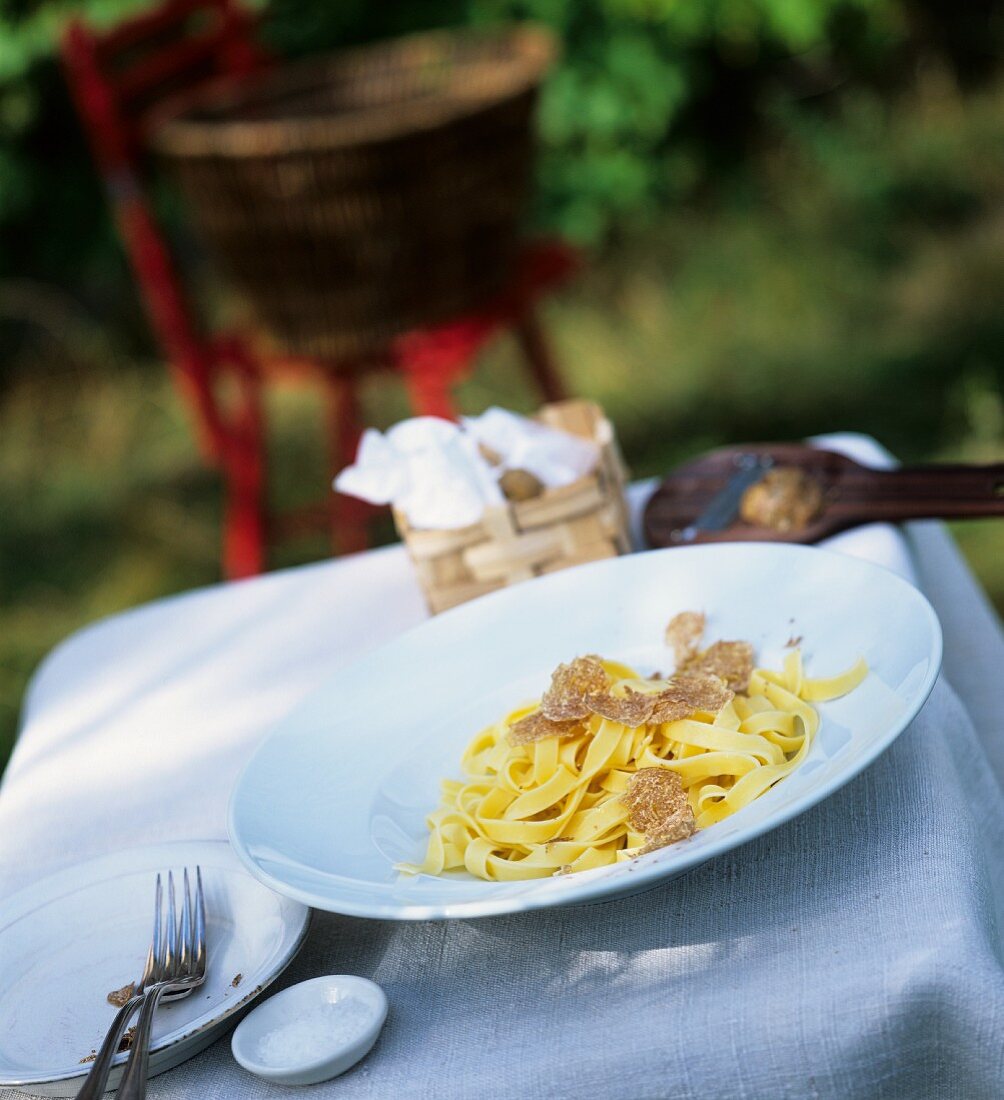 Tagliatelle alla piemontese (Ribbon pasta with truffle slices)