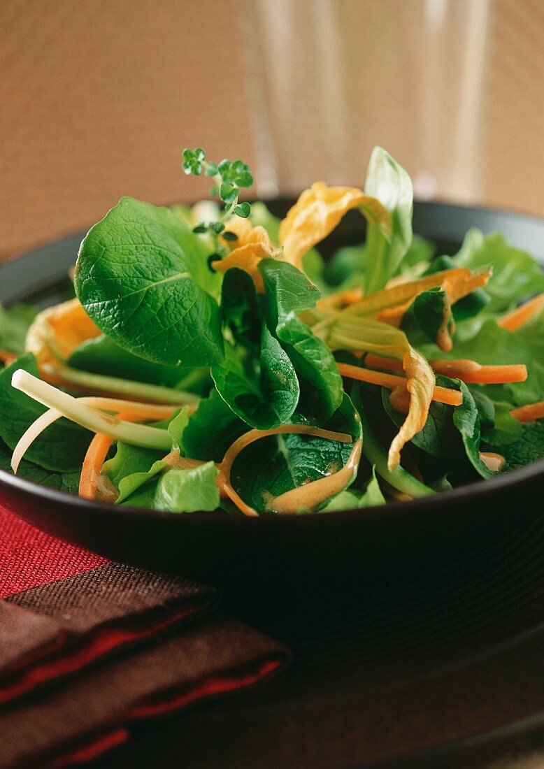 Mixed salad with courgette flowers