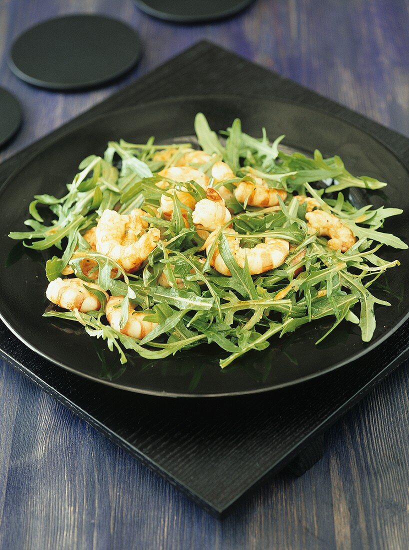 Rucola mit Garnelen