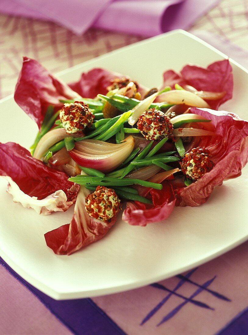 Radicchio mit grünen Bohnen, Zwiebeln und Käsebällchen