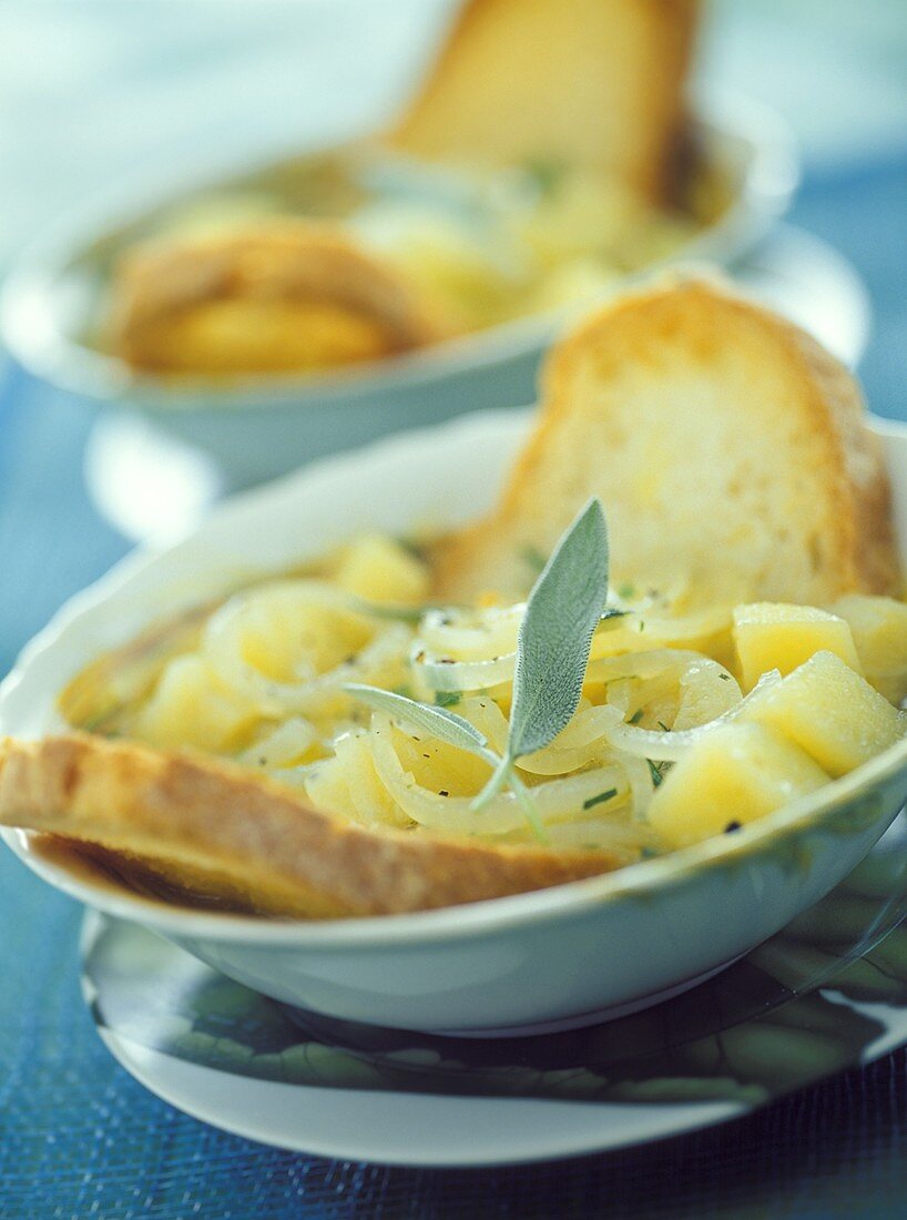 Kartoffel-Zwiebel-Suppe mit Salbei