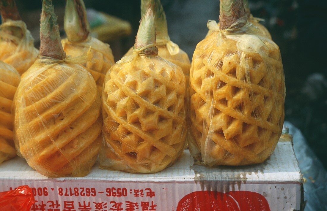 Geschnitzte Ananas auf einem Markt in Nordostchina