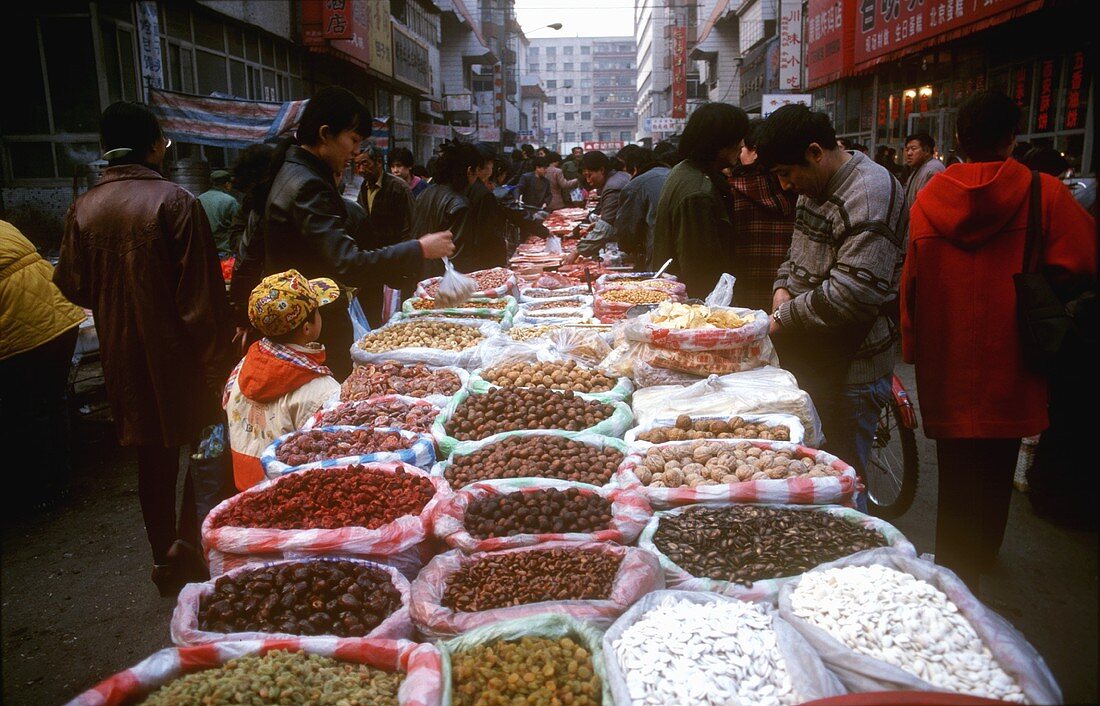 Nüsse und Trockenfrüchte auf einem chinesischen Strassenmarkt