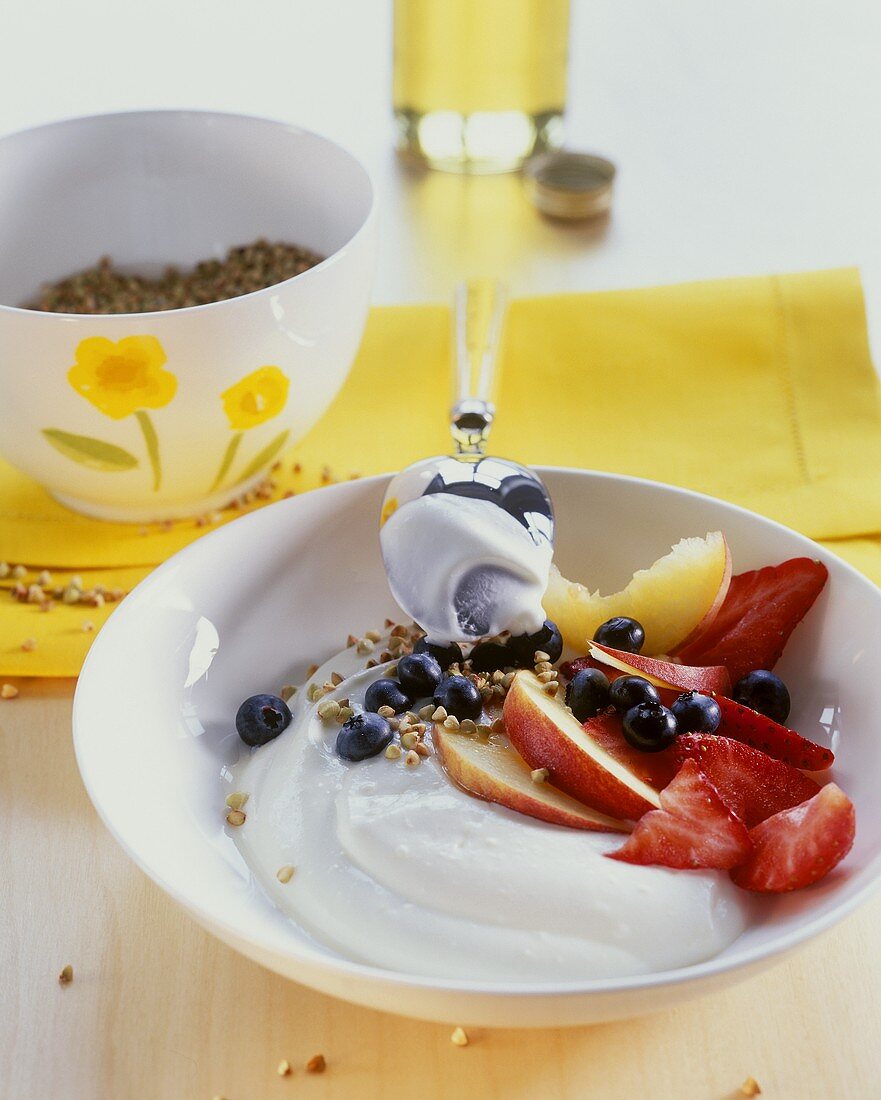Muesli with yoghurt, peach and berries