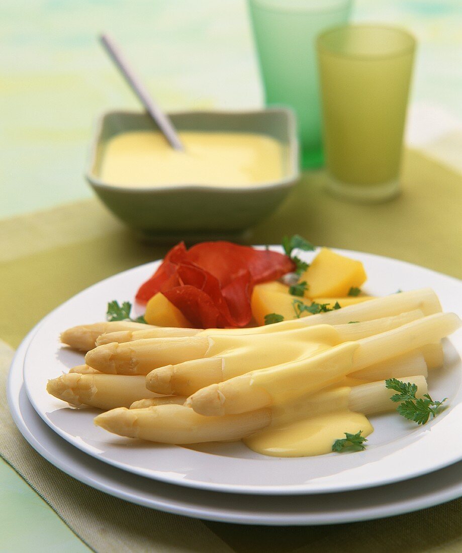 Weisser Spargel mit Sauce Hollandaise