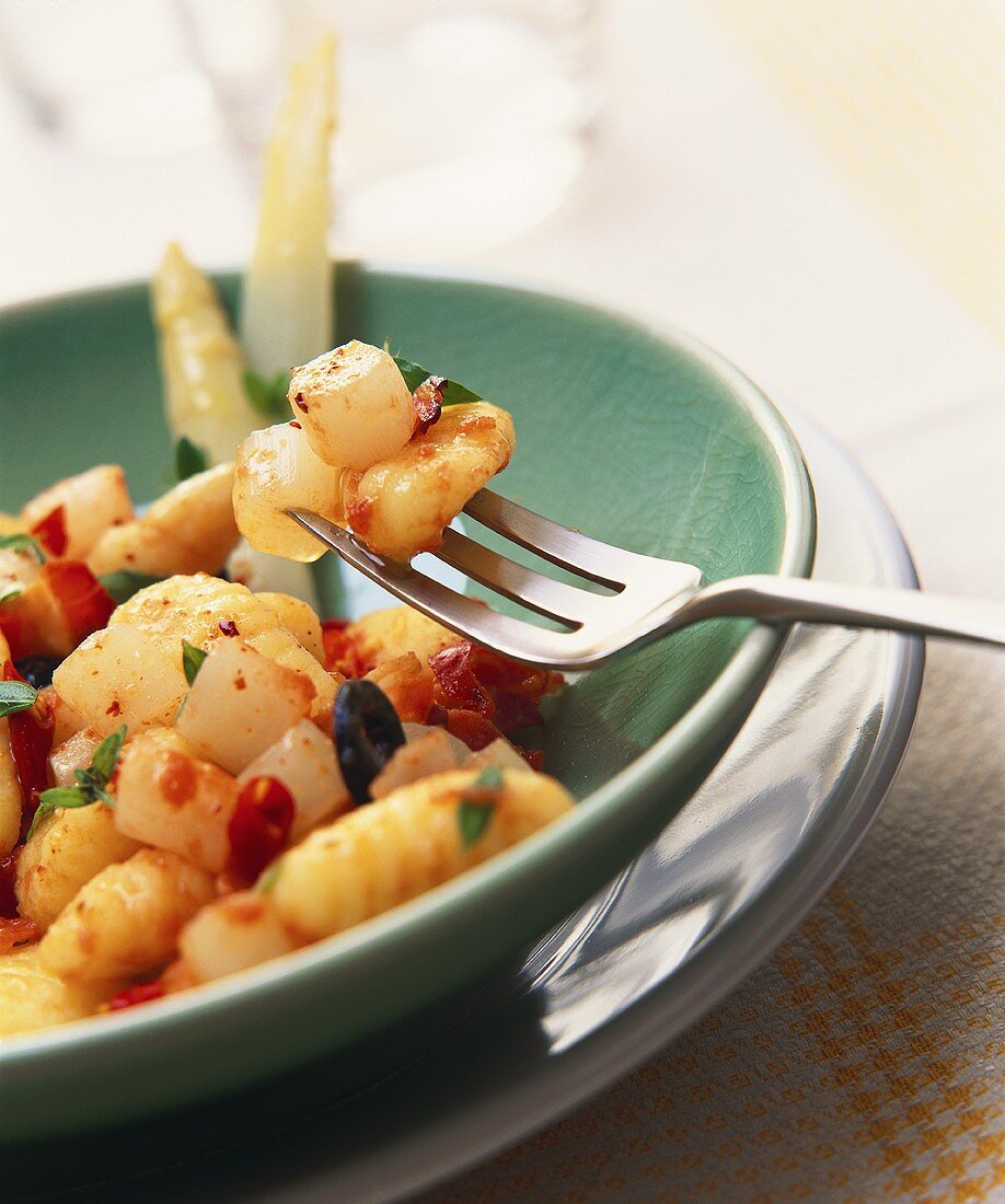Gnocchi with asparagus and tomato sauce