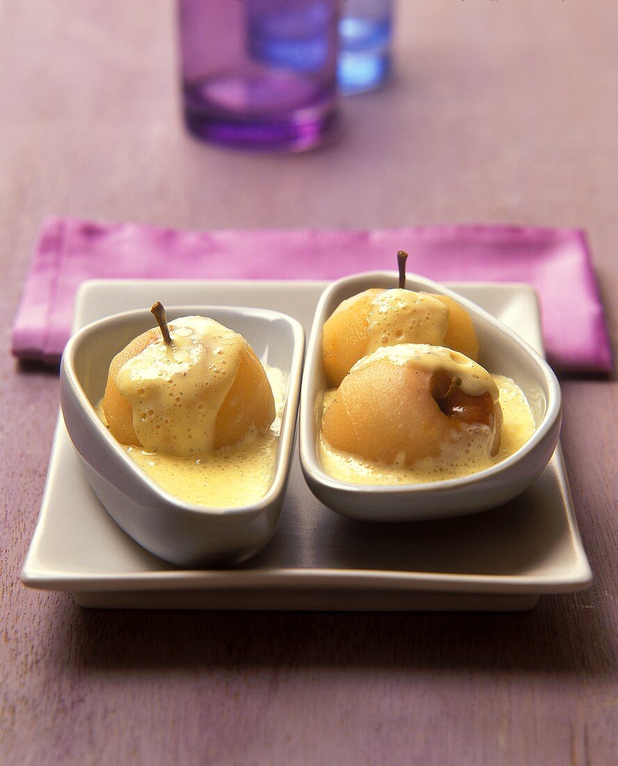 Poached apples with vanilla cream