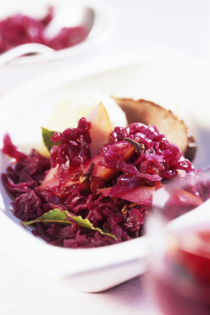 Rotkohl mit Äpfeln, Nelken und Ingwer