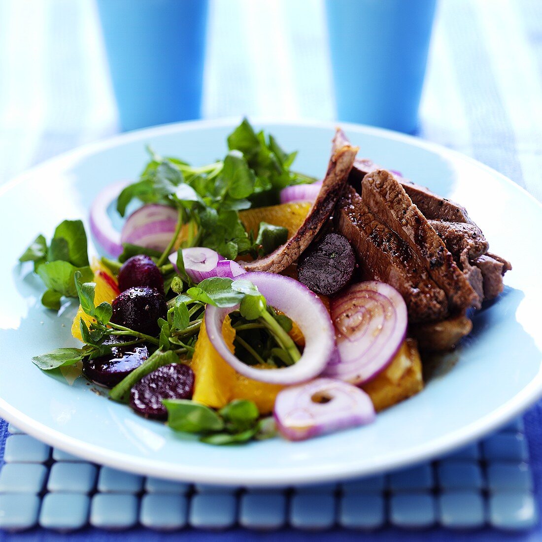 Beef salad with beetroot and fruit