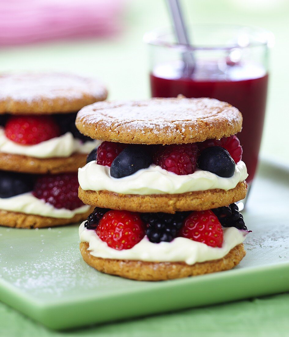 Small sponge cake with berry and cream filling