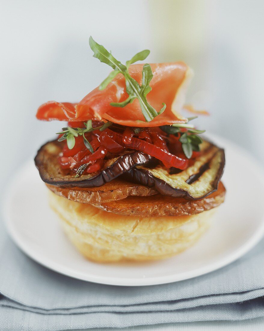 Blätterteiggebäck mit gegrillten Auberginen