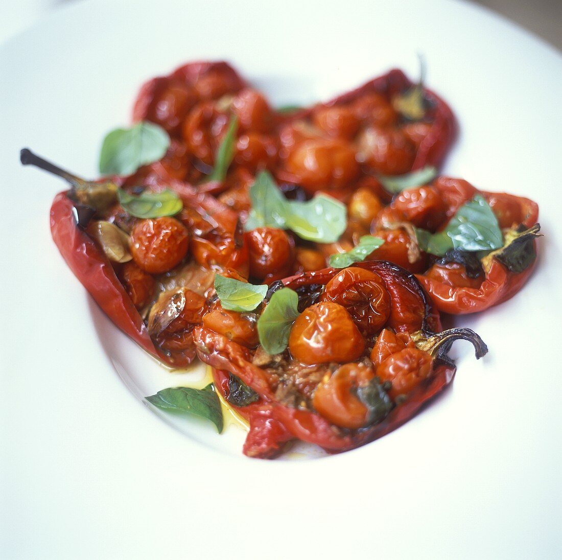 Gebackene, marinierte rote Paprikaschoten und Kirschtomaten