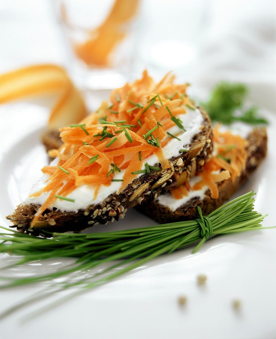 Wholemeal bread, sour cream, carrots & chives (food combining)