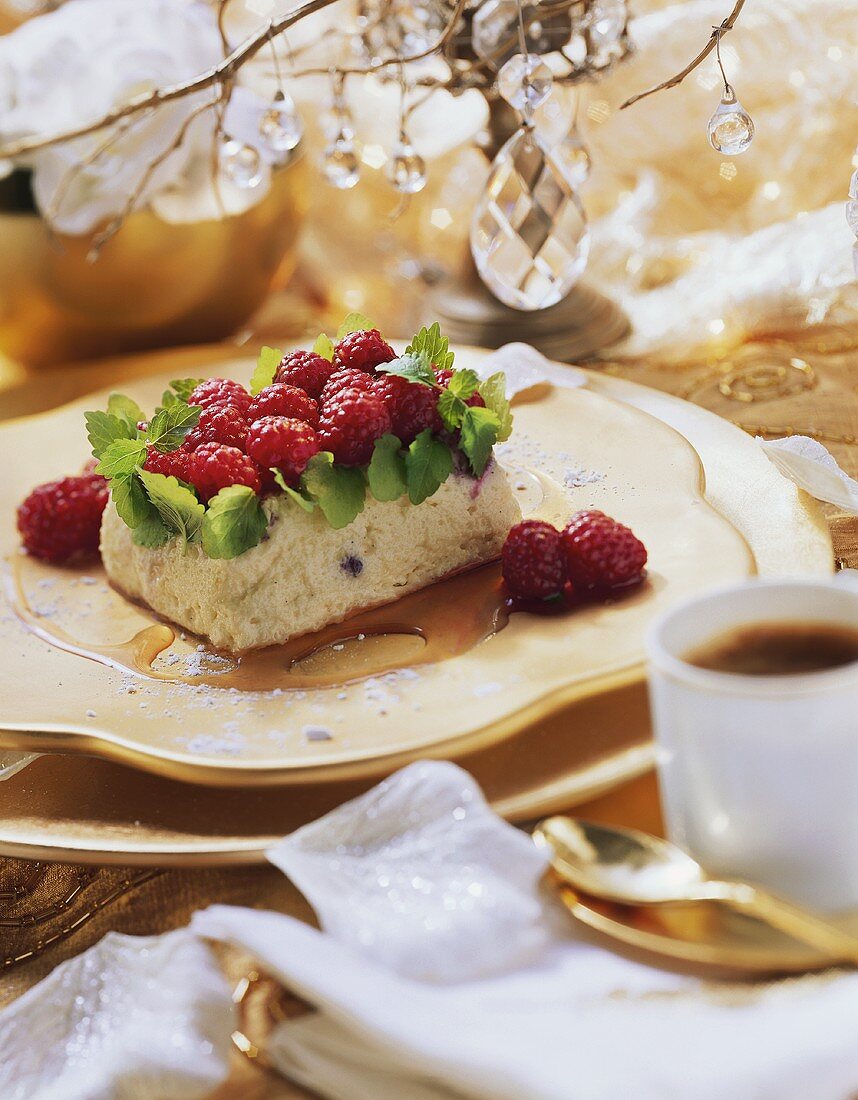 Hounderblütencreme mit Himbeeren