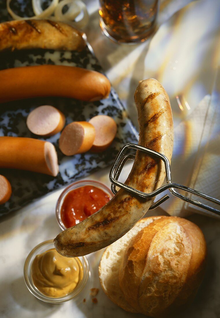 Gegrillte Bratwurst, Wiener, Brötchen, Ketchup & Senf