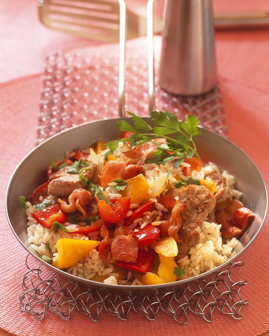 Paprika-Reis-Pfanne mit Schweinefleisch & Speck