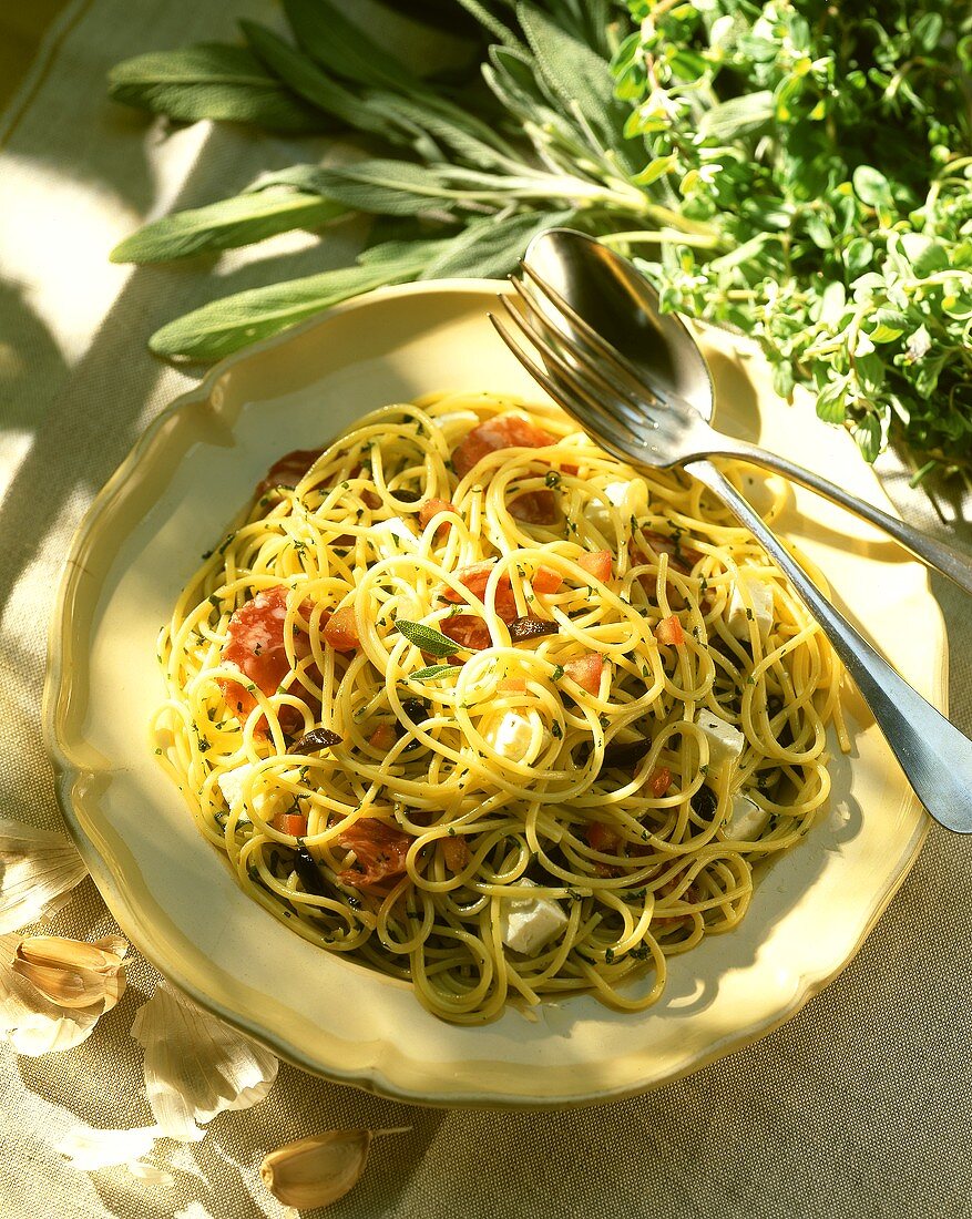 Spaghetti mit Kräutern, Knoblauch, Oliven, Käse und Salami