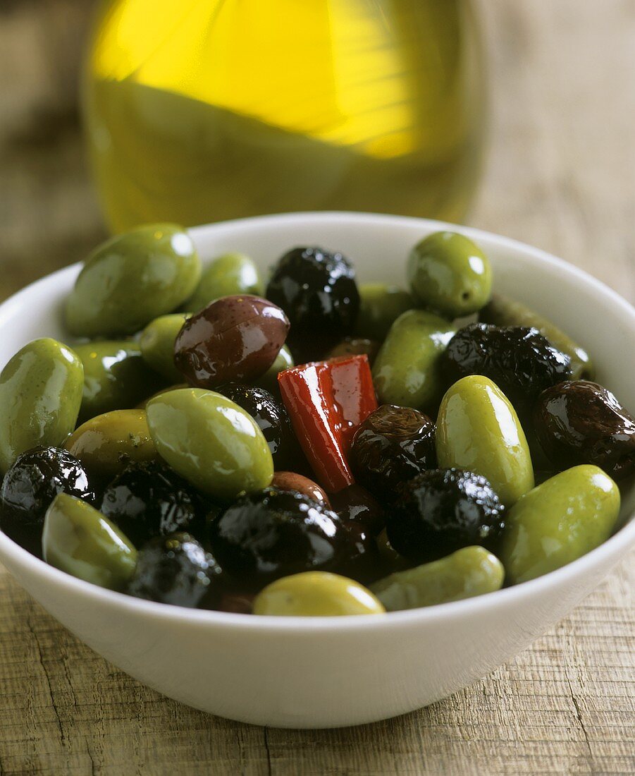 Eingelegte Oliven in einem Schälchen