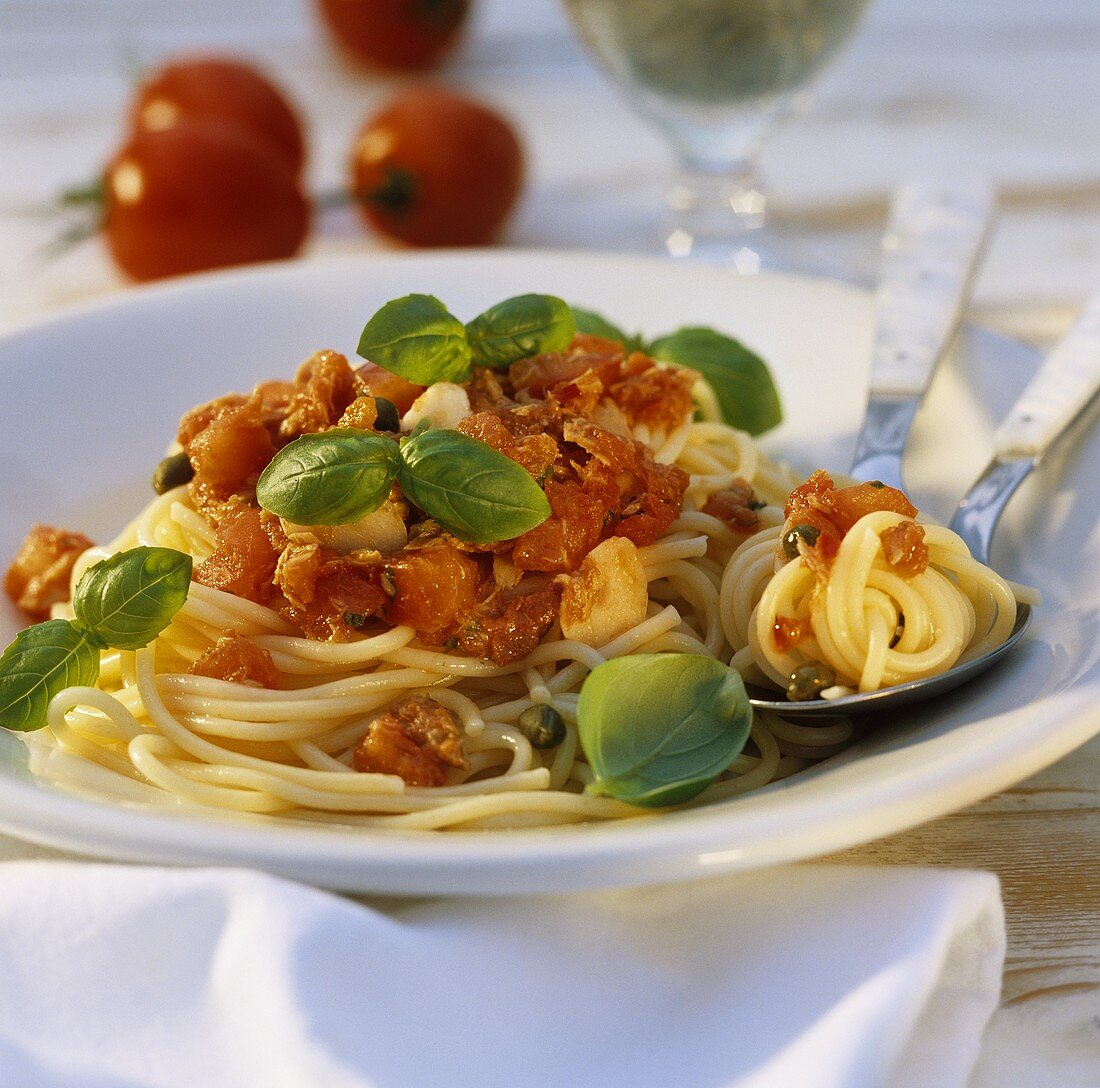 Spaghetti al tonno (spaghetti with tuna and tomato sauce)
