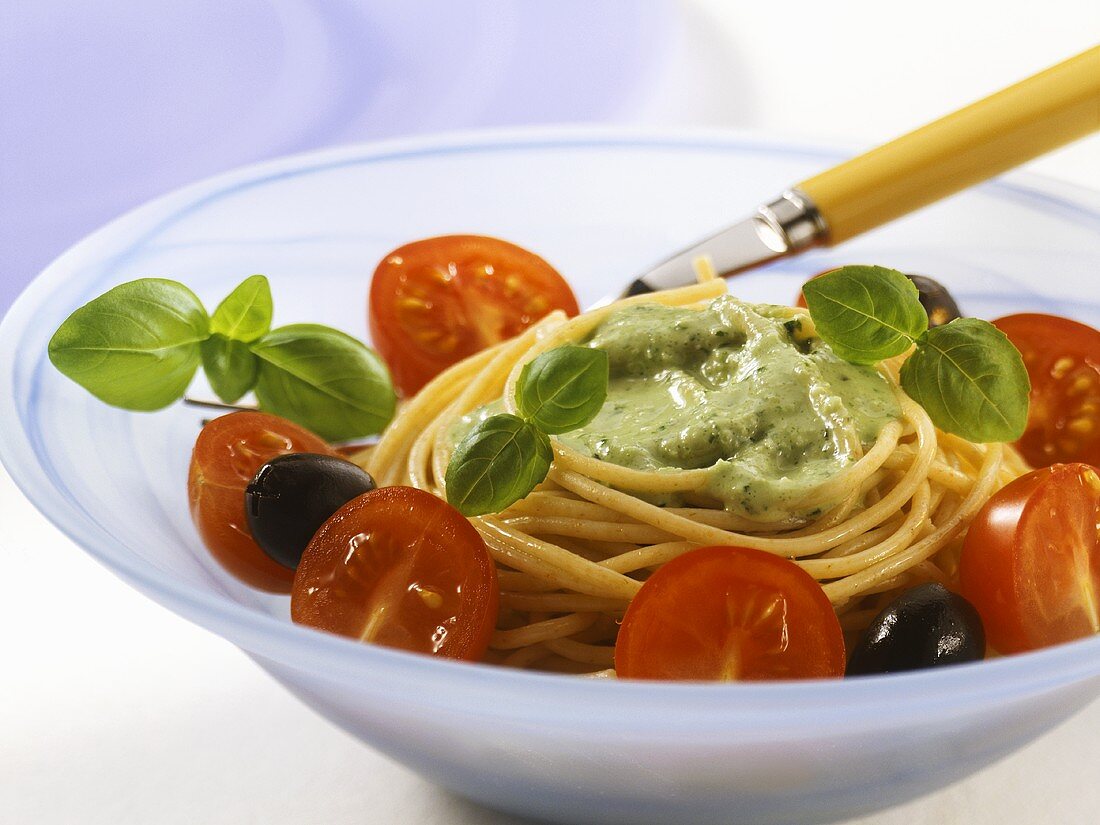 Spaghetti con salsa al basilico (Nudeln mit Basilikumsauce)