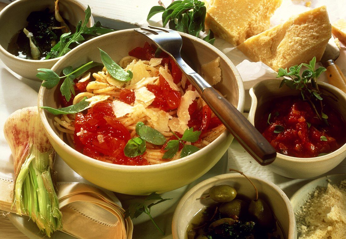 Spaghetti and three sauces (olive, rocket and tomato)