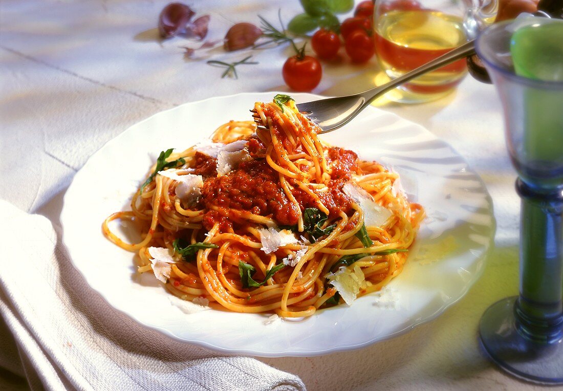 Spaghetti mit Tomatensauce, Rucola & Parmesan