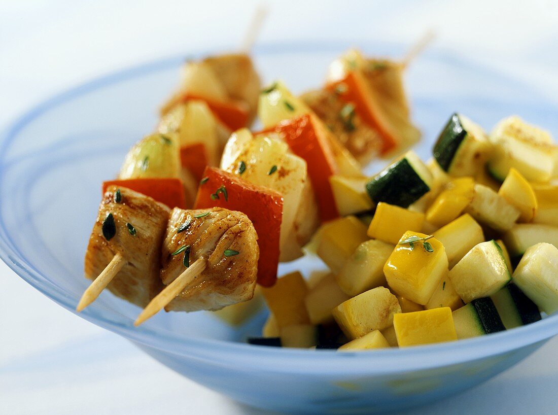 Gebackene Puten-Paprika-Spiesse mit geschmorten Zucchini