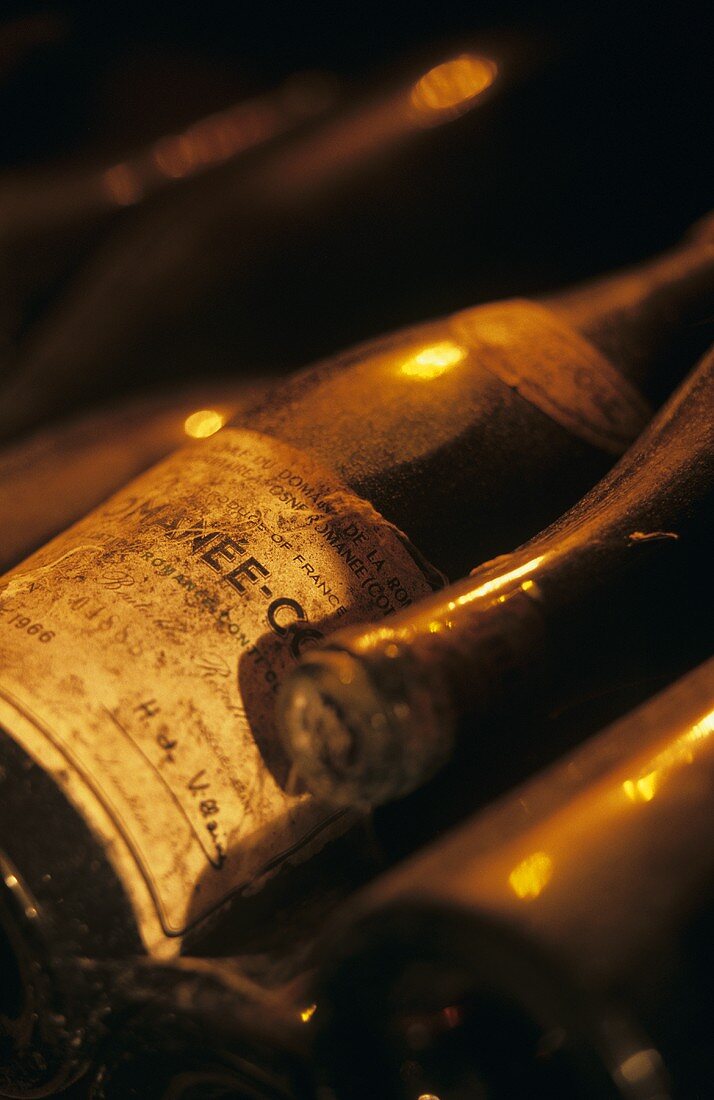 Weinflaschen vom Weingut Romanee-Conti, Burgund, Frankreich