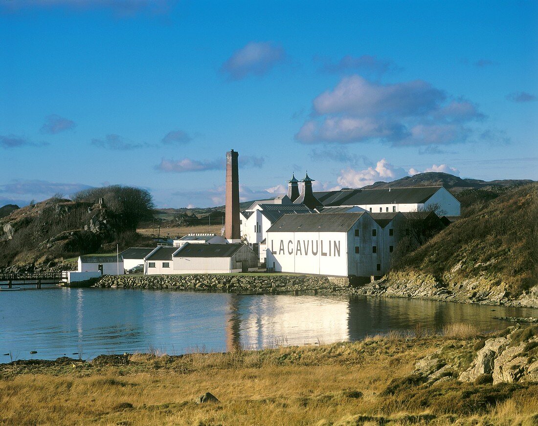 Die bekannte Whisky-Destillerie Lagavulin, Islay, Schottland