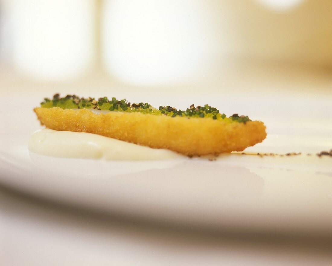 Frittierte Garnele mit Wasabi-Kaviar auf Blumenkohlcreme