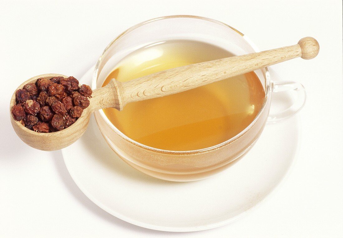 Tee aus Ebereschenbeeren und getrocknete Beeren
