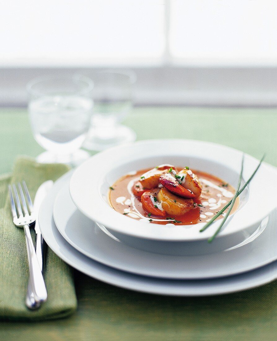 Meeresfrüchtesuppe mit Schnittlauch