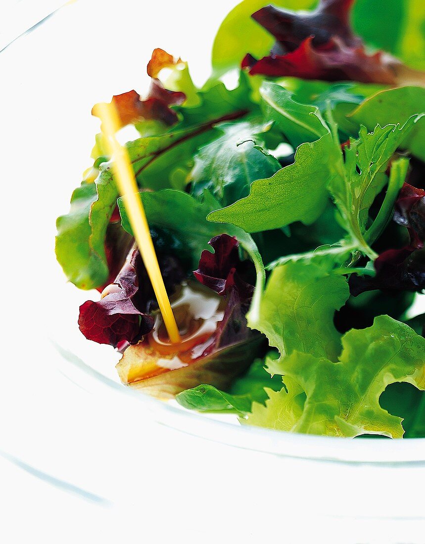 Gemischten Blattsalat mit Dressing begiessen