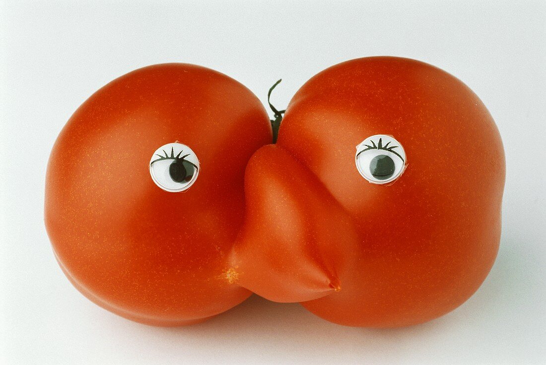 Gesichstförmige Tomate mit aufgeklebten Augen
