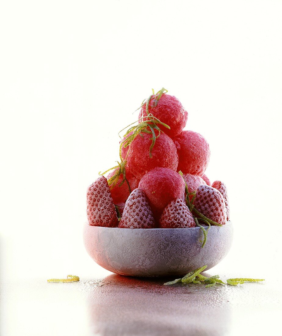 Erdbeersorbet mit geeisten Erdbeeren