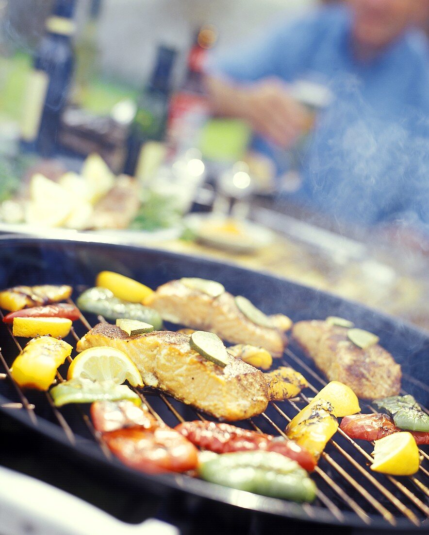 Kabeljau mit Limetten und Paprikaschoten auf dem Grill