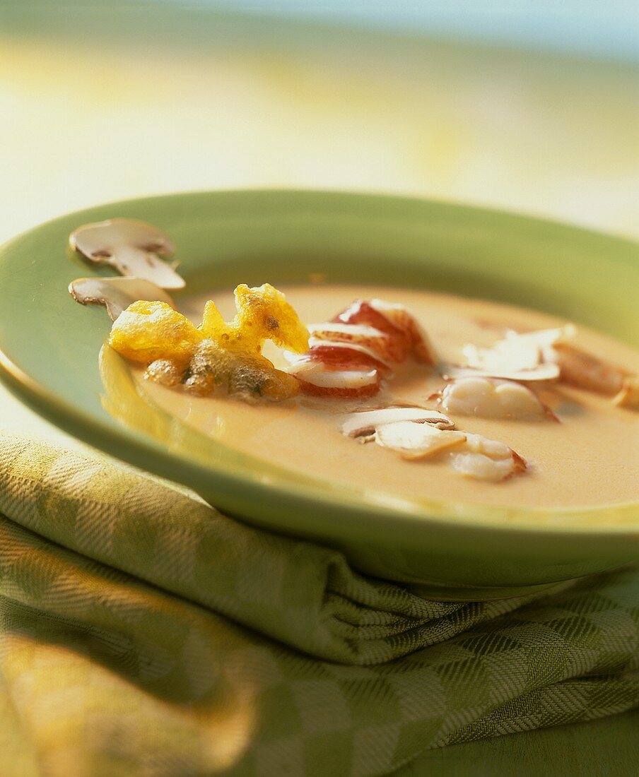 Hummersuppe mit gebackener Kapuzinerblüte