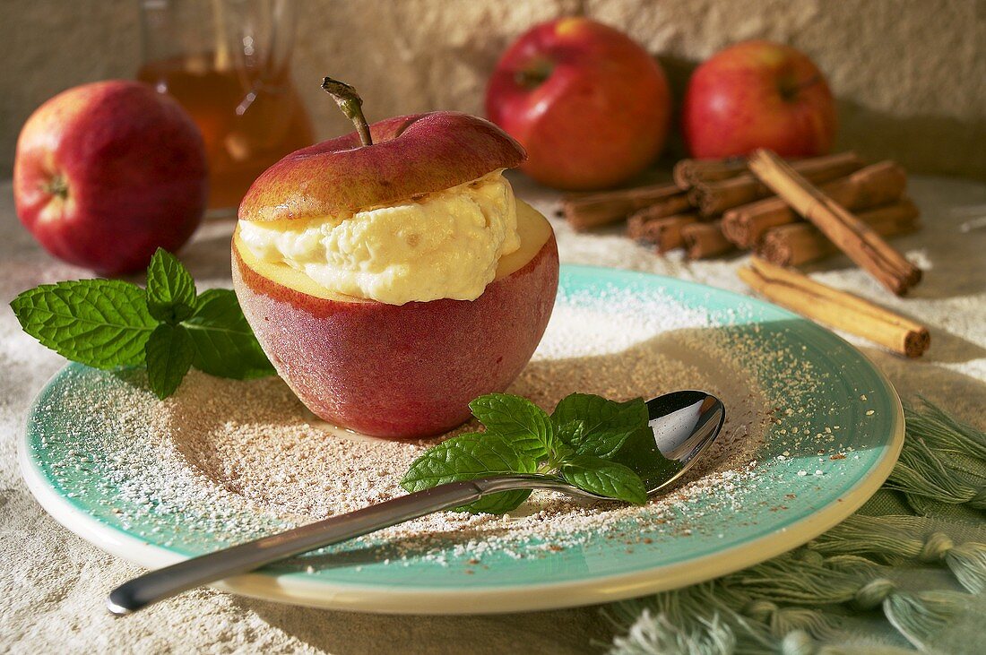 Apfel mit eiskalter Joghurtfüllung