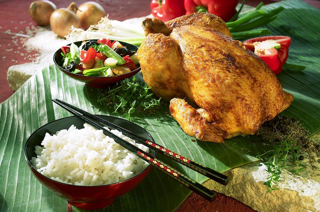 Thai-Hähnchen mit pikanter Kruste, dazu Reis und Gemüse