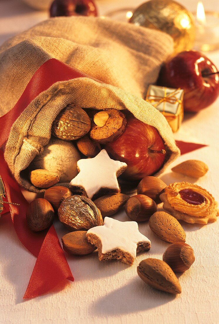 Plätzchen, Nüsse und Apfel im Nikolaussack