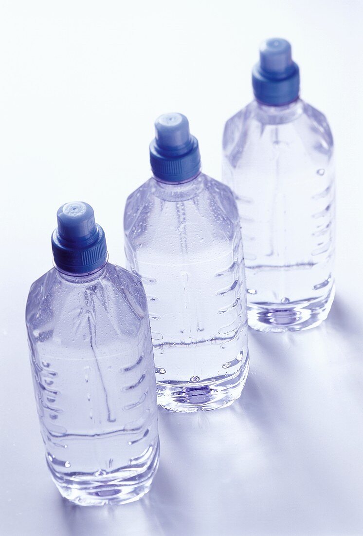 Drei Flaschen sauerstoffhaltiges Mineralwasser
