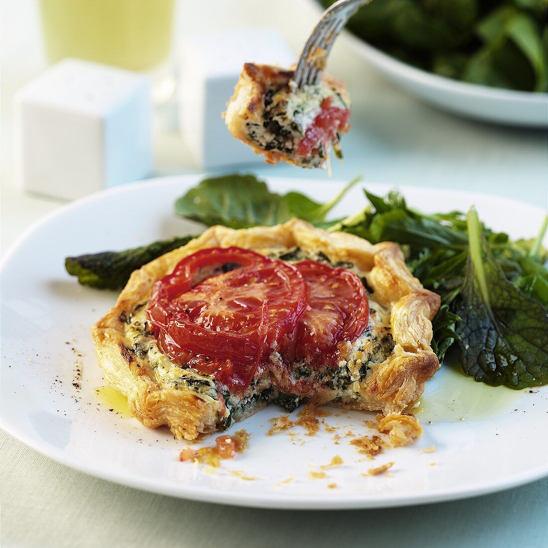 Puff pastry tartlet with spinach and tomato filling