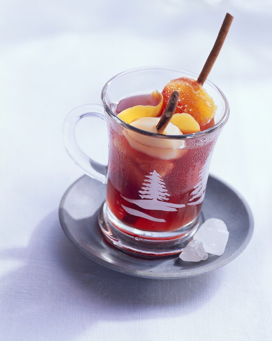 Heiße Sangria in winterlicher Tasse