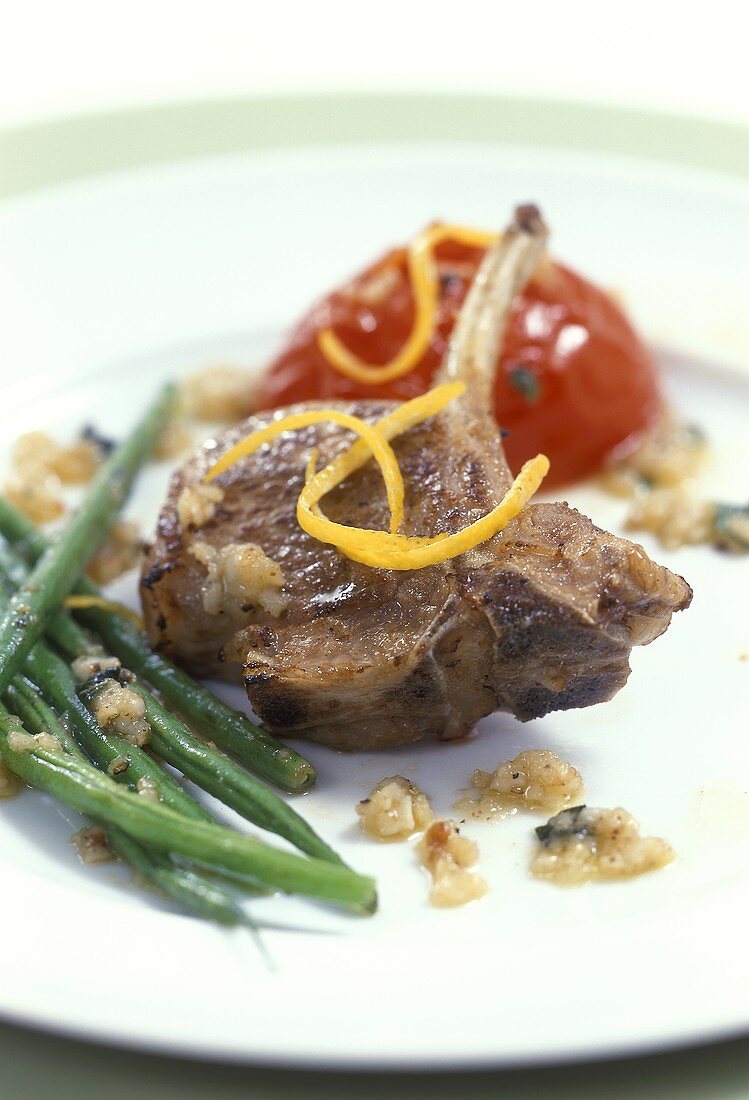 Lamb cutlet with green beans and tomatoes