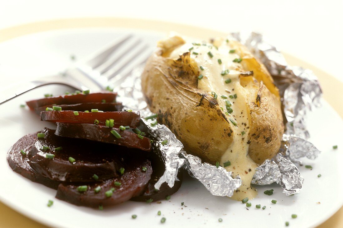 Baked potato with sour cream dressing and beetroot