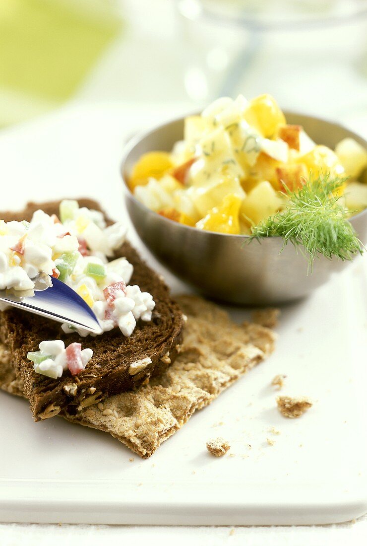 Cheese and pepper spread with raw fennel & fruit