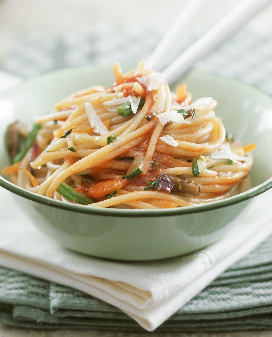 Wholemeal spaghetti with vegetables and tomato sauce