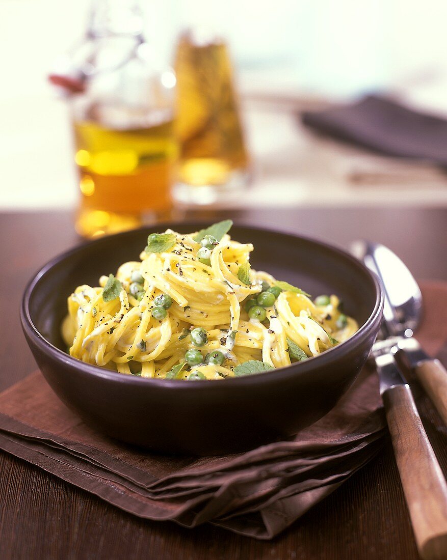 Spaghetti with peas and mint